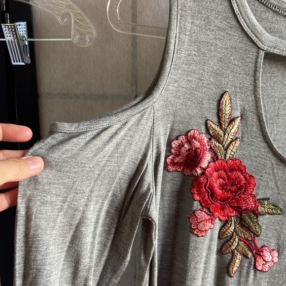 Beautiful embroidered cold shoulder style top size S NWOT - Picture 3 of 7